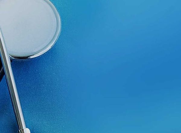 Medizinischer Mundspiegel auf blauem Hintergrund in minimalistischer Darstellung